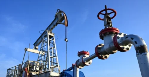 Cena ropy prudko stúpa, napriek signálom o prímerí pretrvávajú riziká vojny - REUTERS