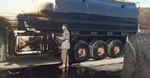 Ozbrojenci zaútočili na iracké cisterny s palivom v sýrskom Dajr az-Zaure.