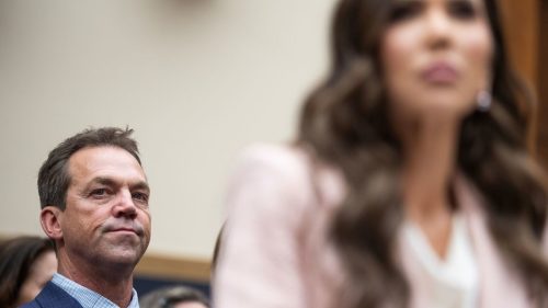 Trumpova „ICE Barbie“ reaguje na odhalenie manžela ako „bimbo“ prezliekania sa za cross-dressing