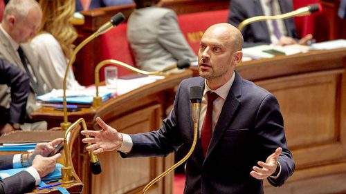 Paríž obviňuje pravicových starostov zo zrady EÚ