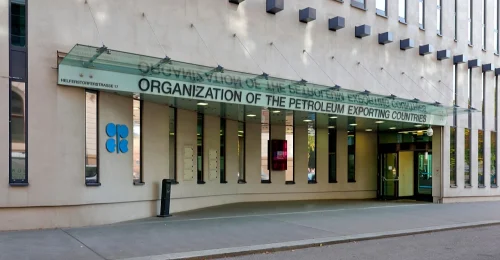 OPEC+ zvyšuje aprílovú ponuku ropy