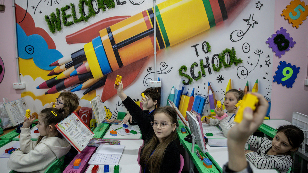 Ukrajinské deti „obťažujú“ odvodových dôstojníkov, tvrdí ombudsman Ukrajinské deti „obťažujú“ odvodových dôstojníkov, tvrdí ombudsman