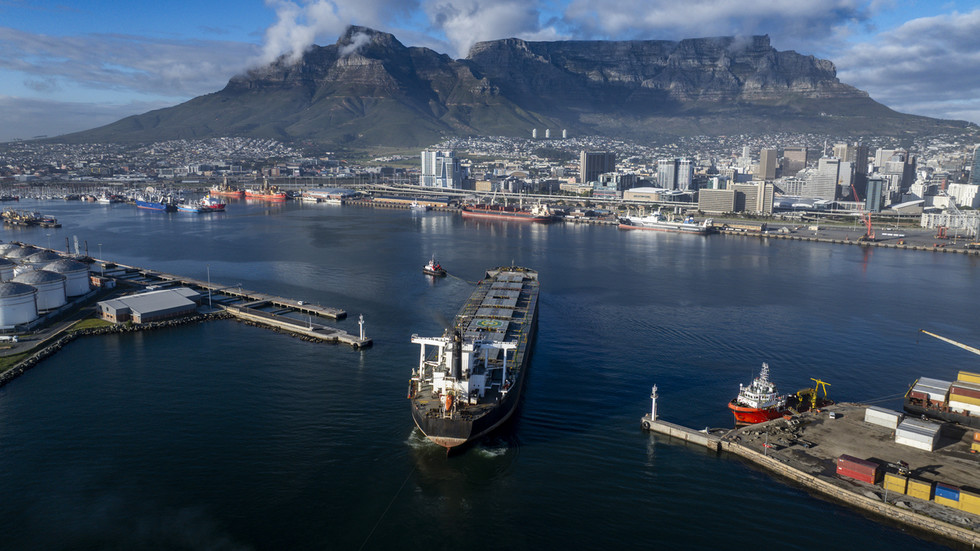 Juhoafrické lode môžu prechádzať Hormuzským prielivom – Irán Juhoafrické lode môžu prechádzať Hormuzským prielivom – Irán