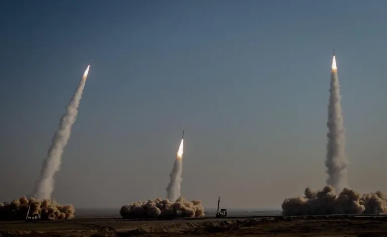 Irán, Izrael a USA si vymieňajú údery v regióne, rokovania o prímerí sú stále zastavené