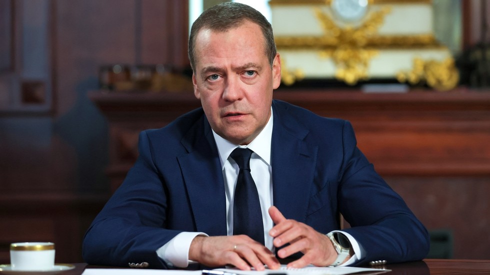 Medvedev: EÚ by sa mohla stať väčšou vojenskou hrozbou ako NATO
