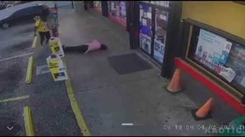 Trump zverejnil šokujúce video, na ktorom migrant utlkol ženu z Floridy na smrť (GRAFIKA)