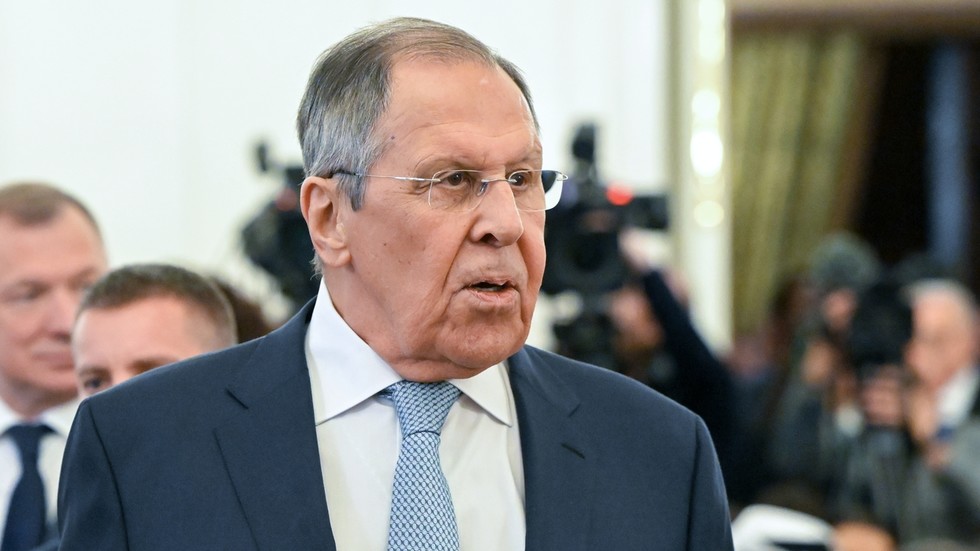 Iránsky uzol treba rozmotať, nie prerezať, povedal Lavrov