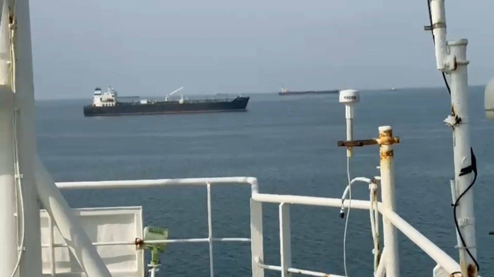 Neistota nás zabíja – kapitán lode uviazol v Perzskom zálive Neistota nás zabíja – kapitán lode uviazol v Perzskom zálive