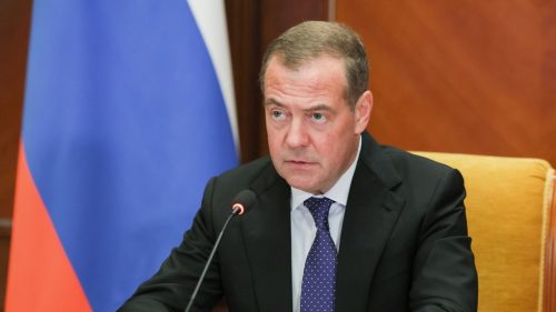 „Legitimné ciele“: Medvedev na zozname siete dronov ruského ministerstva obrany prepojenej s Ukrajinou