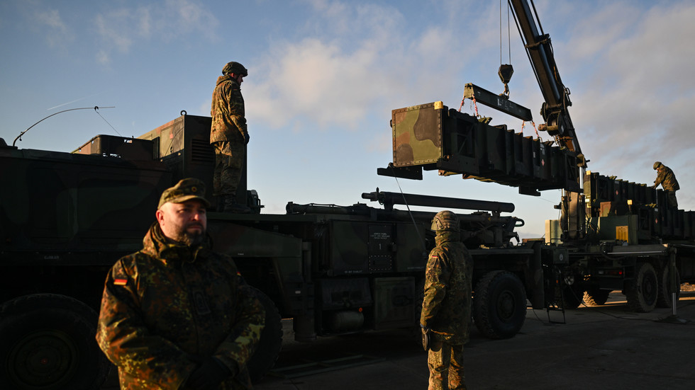 Vojna proti Iránu pravdepodobne oneskorí dodávky amerických zbraní do Európy – Reuters