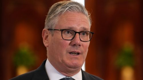 Britského premiéra Starmera obvinili z „do očí bijúcej nečestnosti“ v súvislosti s vyslancom prepojeným s Epsteinom