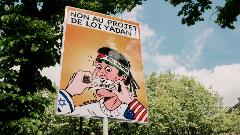 Francúzski poslanci stiahli kontroverzný návrh zákona o „antisemitizme“