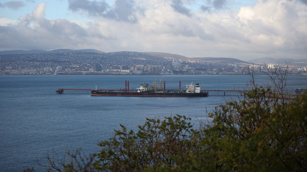 USA obnovili výnimku zo sankcií, ktorá umožňuje voľnú dodávku a predaj ruskej ropy - USA a Orbán