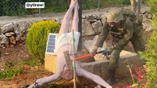 Izraelské obranné sily vyšetrujú vojaka za rozbitie sochy Ježiša kladivom