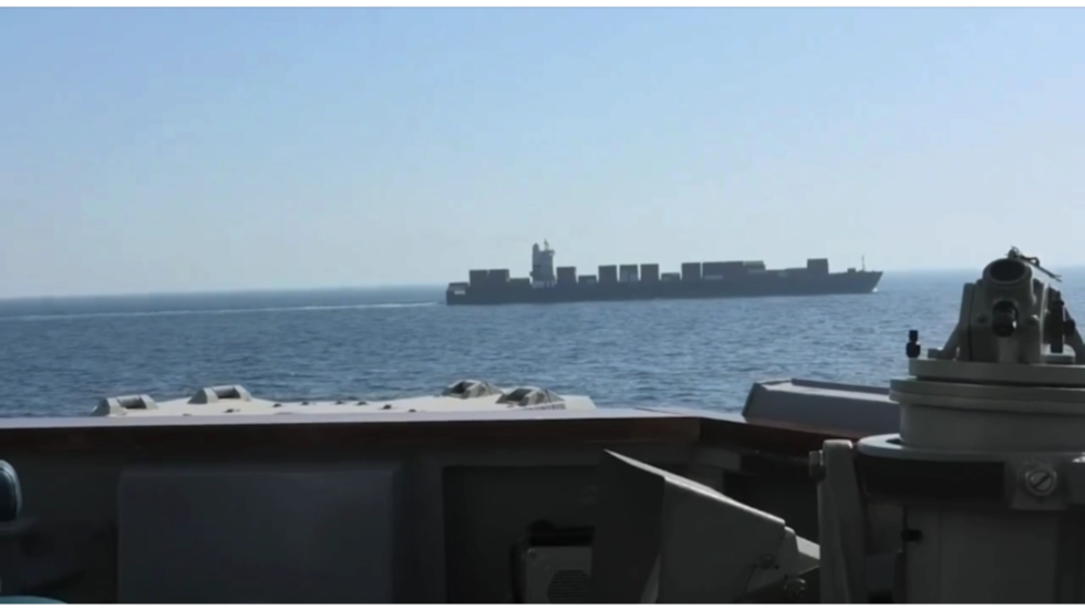 Americký torpédoborec spustil paľbu na nákladnú loď pod iránskou vlajkou (VIDEO)