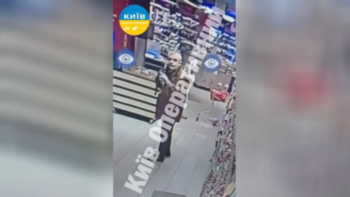 Ozbrojený muž spustil paľbu a obsadil supermarket v Kyjeve (VIDEO)