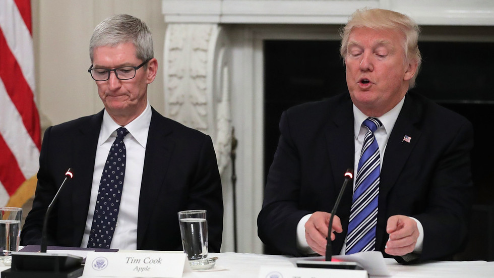 Trump si pri pocte Tima Apple spomenul na bozk na zadok