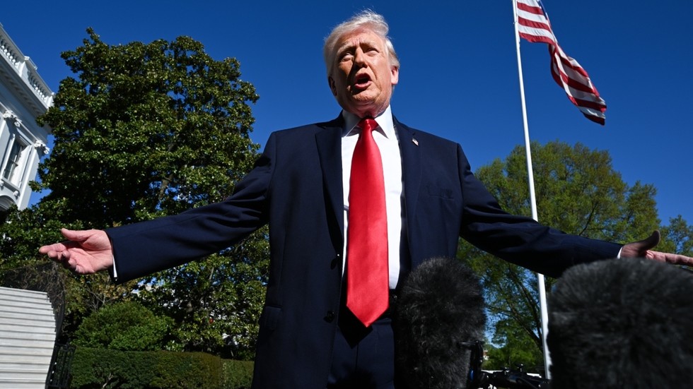 Trump tvrdí, že „žiadny časový rámec“ na ukončenie vojny v Iráne