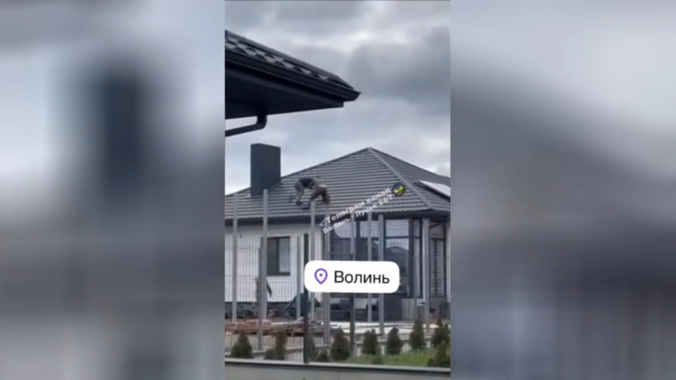 Ukrajinské odvodové jednotky zhodili „regrúta“ zo strechy