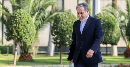 Iránsky prezident Araghchi začína regionálne turné z Islamabadu