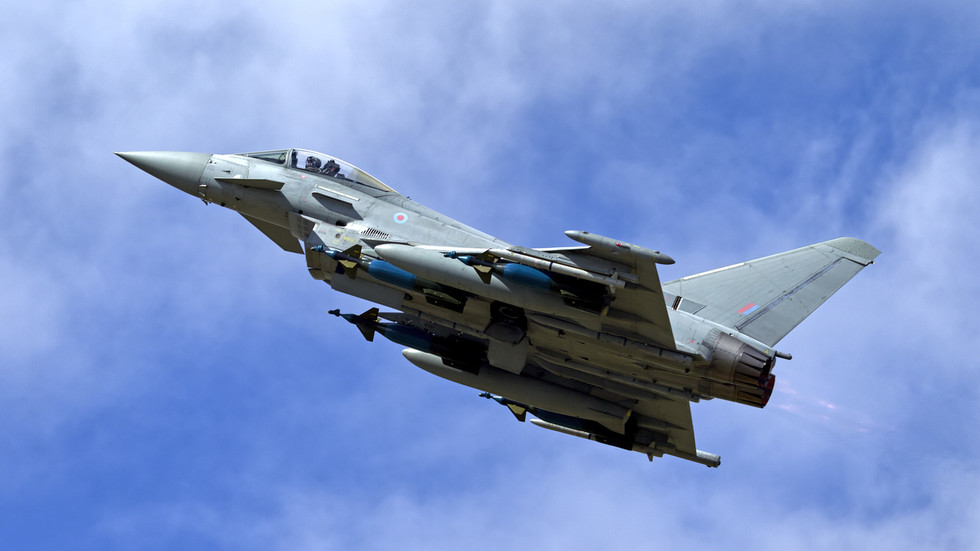 Britské lietadlá majú povolenie útočiť na ruské drony, tvrdí člen NATO