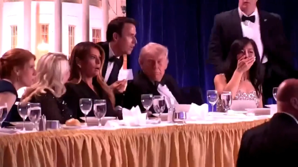 Trump po streľbe na večeri korešpondentov Bieleho domu utekal z pódia (VIDEÁ)