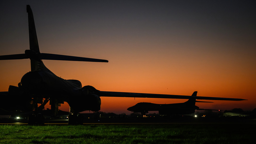 Na britskej základni používanej pre americké bombardéry vypukol rozsiahly požiar (VIDEÁ)