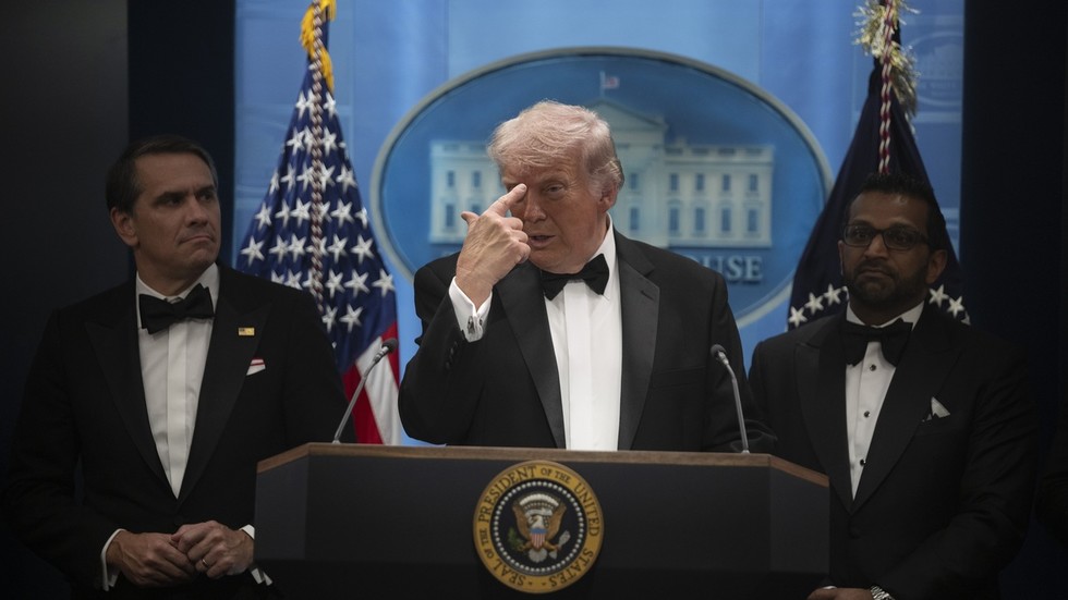 „Pedofil, násilník a zradca“: Čo napísal Trumpov strelec pri večeri vo svojom manifeste