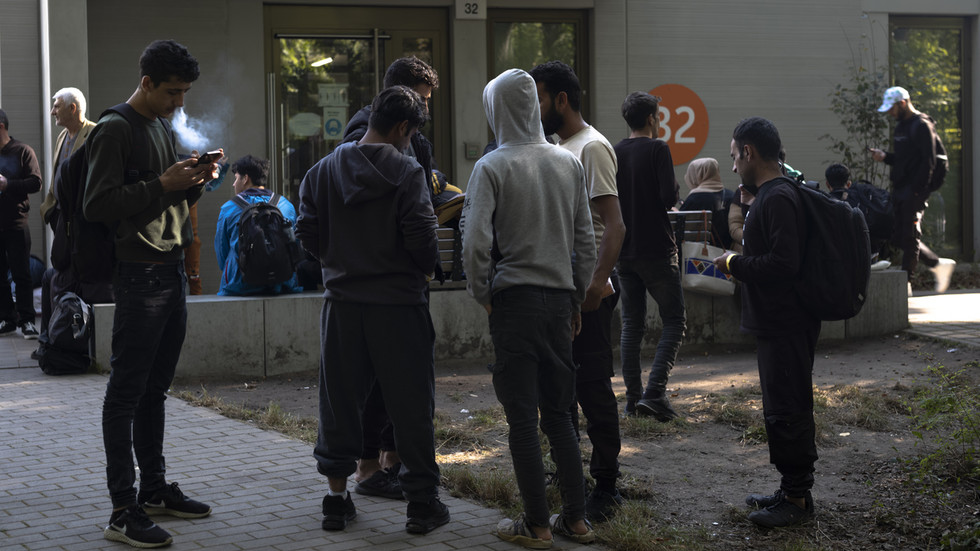 Nemci podporujú prísnejšie limity pre dávky pre migrantov, tvrdí prieskum