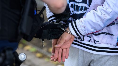 Stovky zatknutých v EÚ pri zásahu proti „nájomnému násiliu“