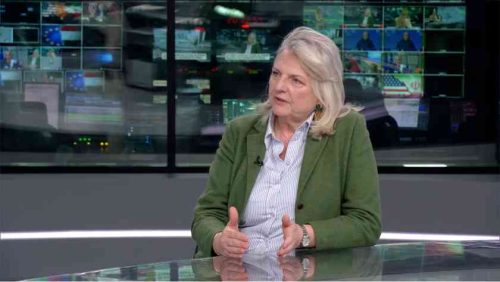 Maďarské voľby sú „zástupcovskou vojnou“ medzi USA a EÚ, tvrdí bývalá rakúska ministerka zahraničných vecí