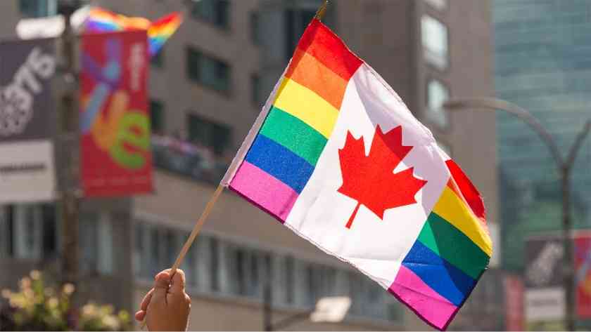 Kanadské kráľovské námorníctvo vztýčilo transgenderovú vlajku pri príležitosti „Transgender Dňa viditeľnosti“