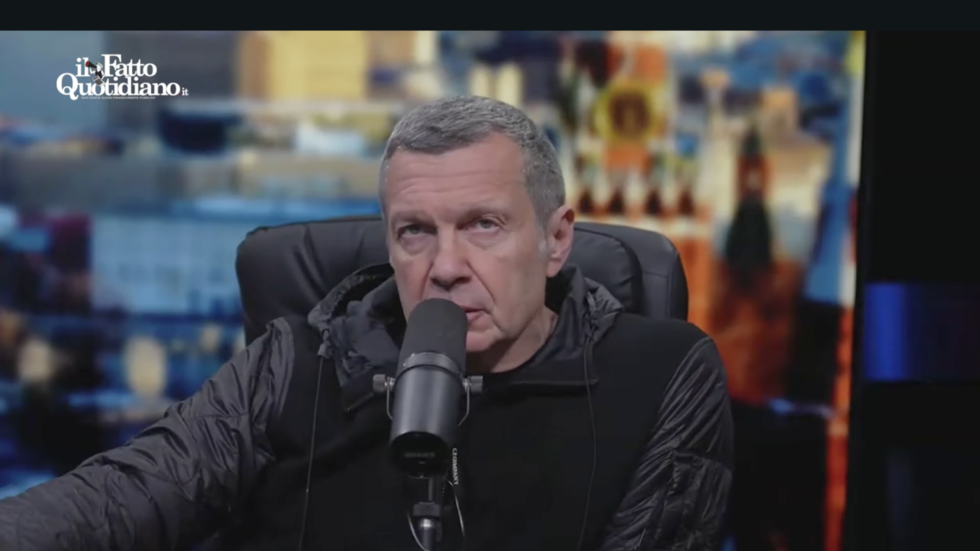 Ruský televízny moderátor Vladimir Solovjov útočí na taliansku premiérku Giorgiu Meloniovú kvôli ekonomike a imigrácii.