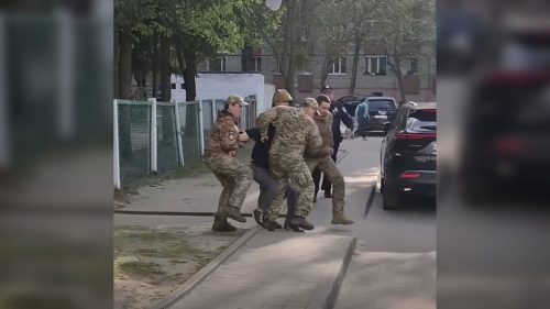 Ukrajinský odvodný úrad odchytil muža zo škôlky