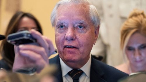 Americký senátor vyzval Trumpa, aby zaplavil Irán zbraňami