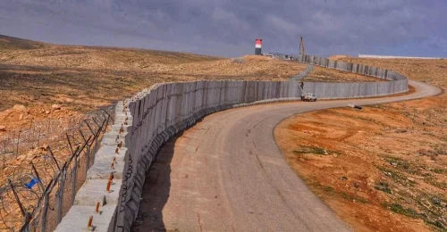 Irak dokončuje výstavbu betónovej bezpečnostnej bariéry na hraniciach so Sýriou