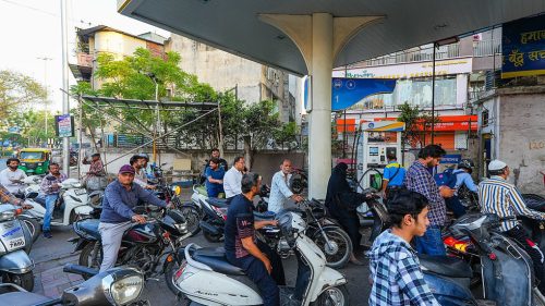 India zvažuje zvýšenie cien pohonných hmôt na ochranu devízových rezerv – Bloomberg