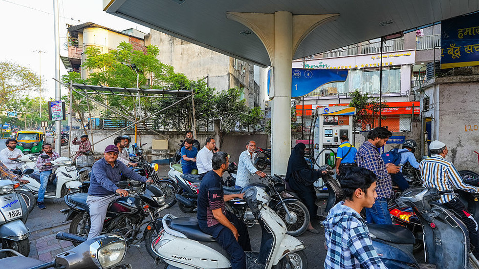 India zvažuje zvýšenie cien pohonných hmôt na ochranu devízových rezerv – Bloomberg