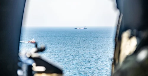 CENTCOM: USA odklonili takmer 80 plavidiel blízko Hormuzského zálivu