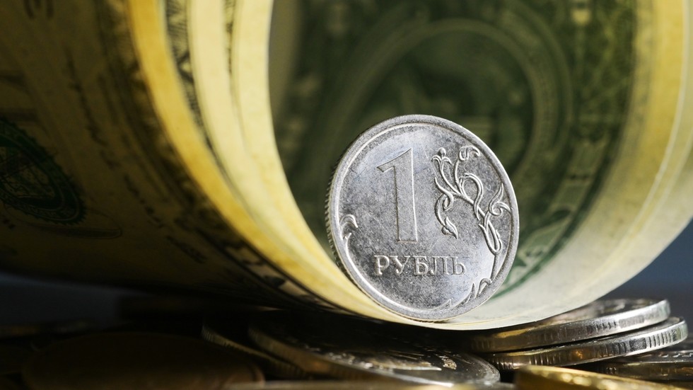 Rubeľ mal voči americkému doláru najlepší výkon – Bloomberg