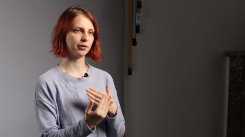 Ruská podcastérka, ktorá sa venuje skutočným zločinom, odsúdená za útok zápalnou bombou na políciu