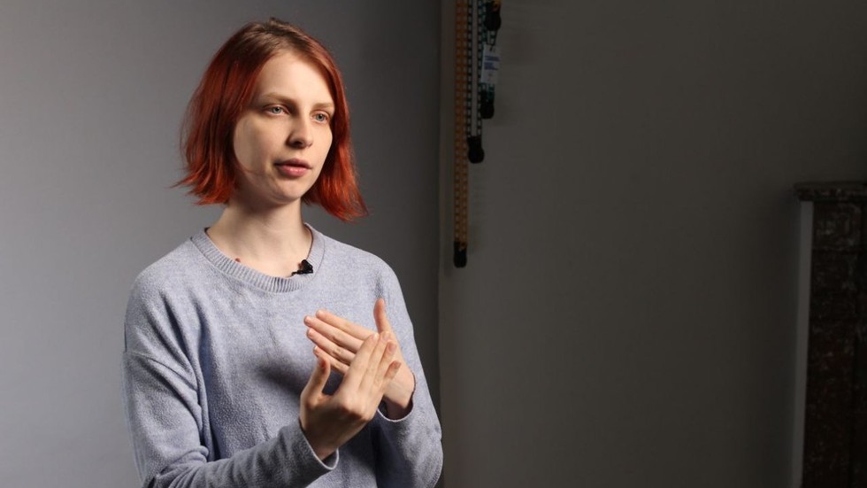 Ruská podcastérka, ktorá sa venuje skutočným zločinom, odsúdená za útok zápalnou bombou na políciu Ruská podcastérka, ktorá sa venuje skutočným zločinom, odsúdená za útok zápalnou bombou na políciu
