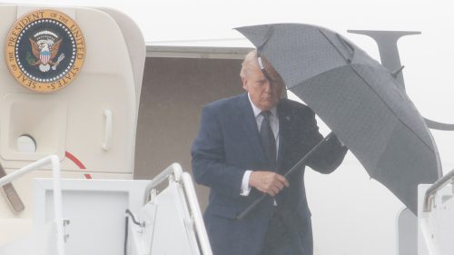 Trump vynechal svadbu syna uprostred správ o prípravách útoku na Irán