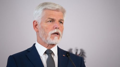Český prezident: NATO musí Rusku „ukázať zuby“