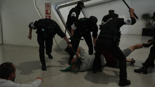 Španielska polícia sa stretla s podporovateľmi flotily Gazy (VIDEO)