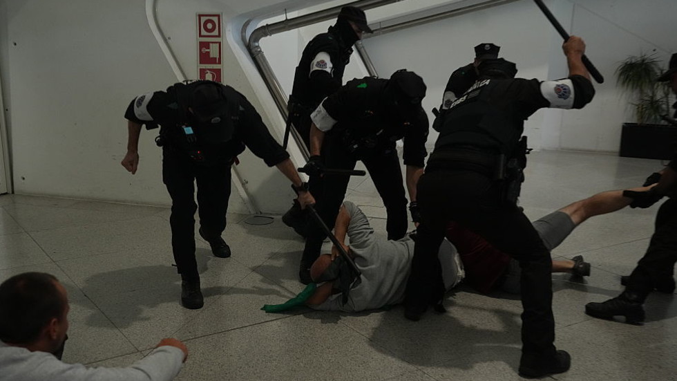 Španielska polícia sa stretla s podporovateľmi flotily Gazy (VIDEO)