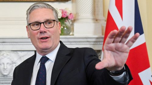 Sir Keir Starmer (tak trochu) prežil, ale Briti sú netrpezliví