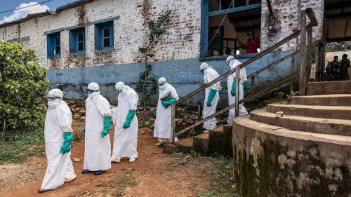 Epidémia eboly sa zvýšila na 900 podozrivých prípadov, uviedla WHO