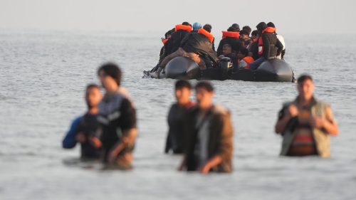 Ukázalo sa, že „detskí migranti“ prichádzajúci do Spojeného kráľovstva sú dospelí – Sun