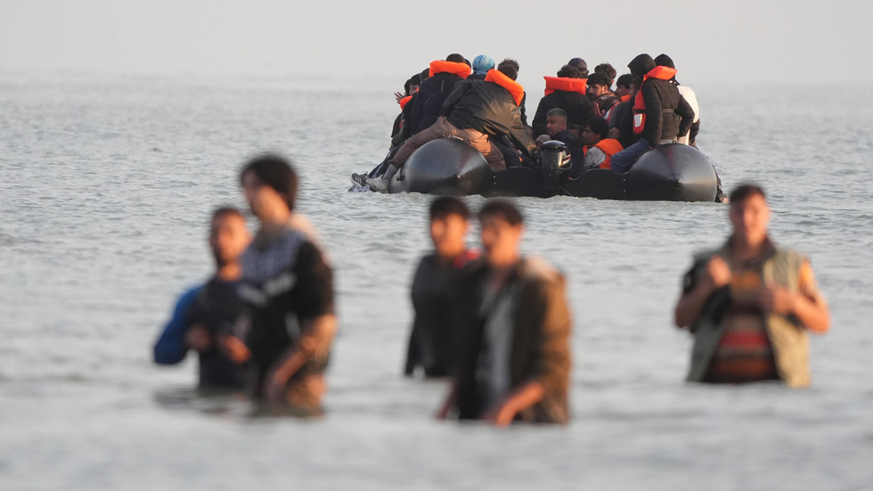 Ukázalo sa, že „detskí migranti“ prichádzajúci do Spojeného kráľovstva sú dospelí – Sun Ukázalo sa, že „detskí migranti“ prichádzajúci do Spojeného kráľovstva sú dospelí – Sun
